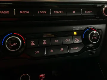2022 Kia Niro Plug-In Hybrid - image 24