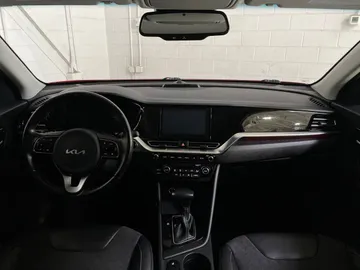 2022 Kia Niro Plug-In Hybrid - image 4