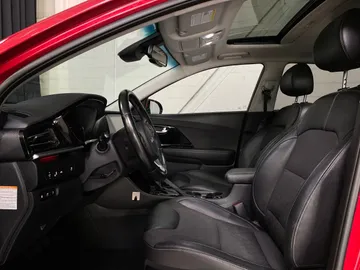 2022 Kia Niro Plug-In Hybrid - image 3