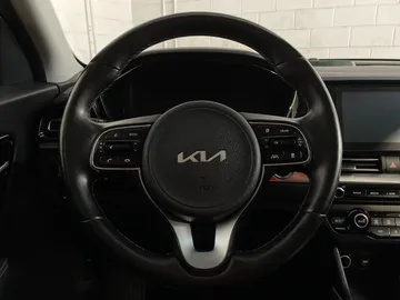 2022 Kia Niro Plug-In Hybrid - image 19