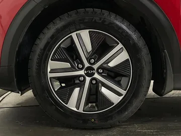 2022 Kia Niro Plug-In Hybrid - image 7