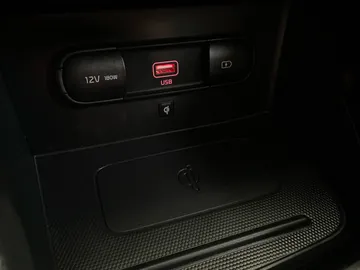 2022 Kia Niro Plug-In Hybrid - image 30