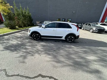 2023 Kia Niro EV - image 3