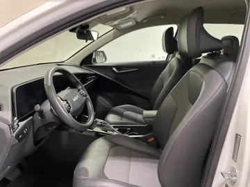 2024 Kia Niro - image 3