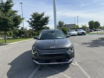2023 Kia Niro - image 2