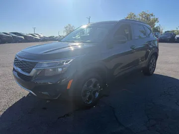 2023 Kia Seltos - image 3