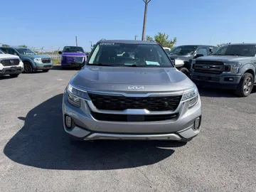 2023 Kia Seltos - image 2