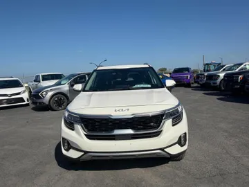 2023 Kia Seltos - image 2