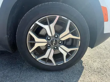2023 Kia Seltos - image 7