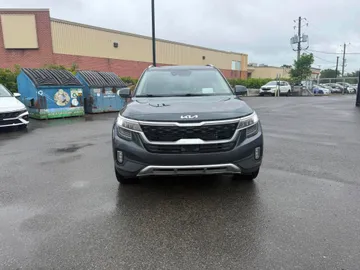 2023 Kia Seltos - image 2