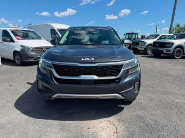 2023 Kia Seltos - image 2