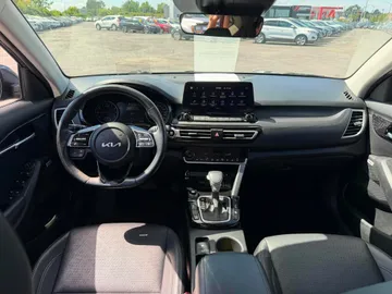 2023 Kia Seltos - image 9