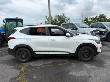 2022 Kia Seltos - image 4