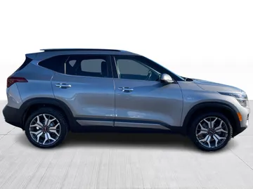 2023 Kia Seltos - image 2