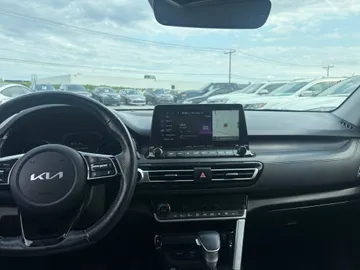 2022 Kia Seltos - image 9