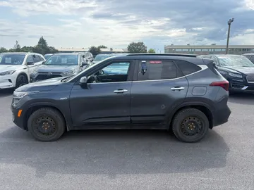 2022 Kia Seltos - image 4