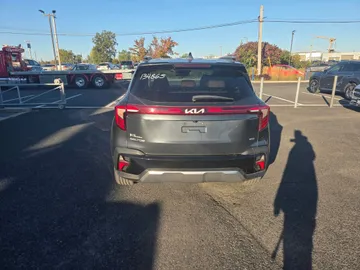 2024 Kia Seltos - image 6