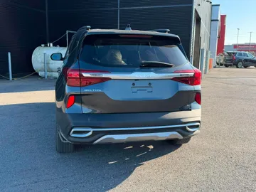 2023 Kia Seltos - image 4