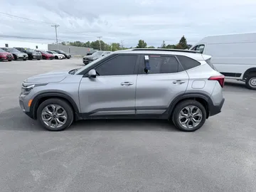 2024 Kia Seltos - image 3