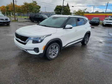 2023 Kia Seltos - image 3