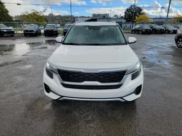 2023 Kia Seltos - image 2