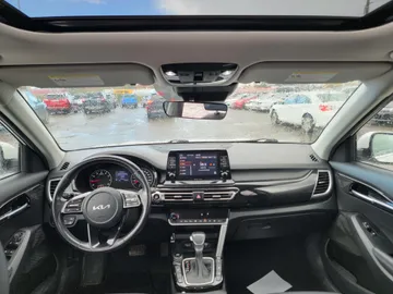 2023 Kia Seltos - image 9