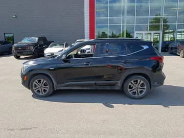 2023 Kia Seltos - image 4