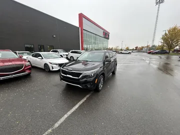 2023 Kia Seltos - image 3