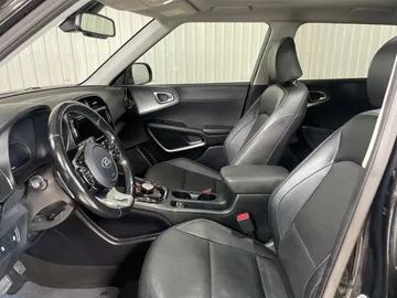 2021 Kia Soul EV - image 3