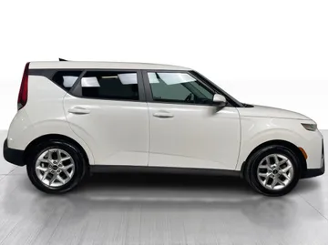 2021 Kia Soul - image 2