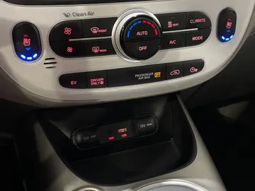 2018 Kia Soul EV - image 19