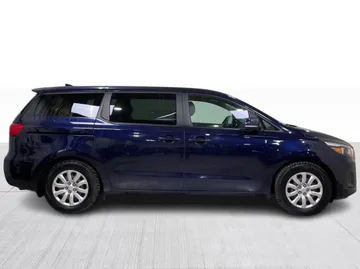 2018 Kia Sedona - image 2