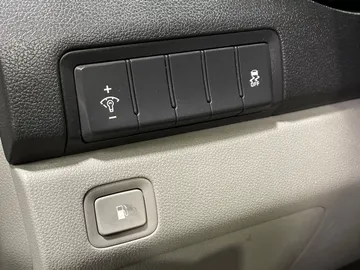 2018 Kia Sedona - image 25