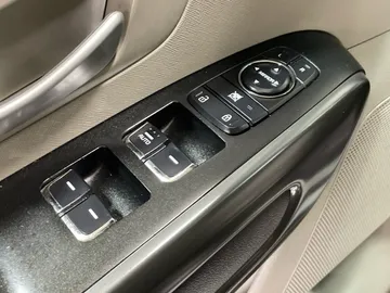 2018 Kia Sedona - image 19
