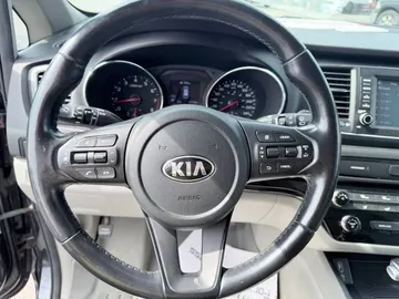 2019 Kia Sedona - image 9
