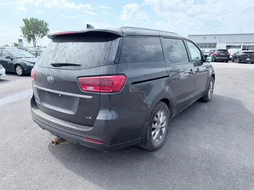 2019 Kia Sedona - image 3