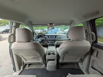 2019 Kia Sedona - image 7