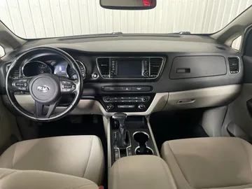 2019 Kia Sedona - image 4