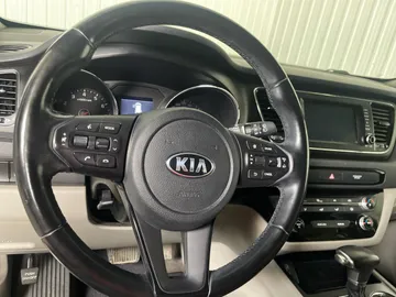 2019 Kia Sedona - image 17
