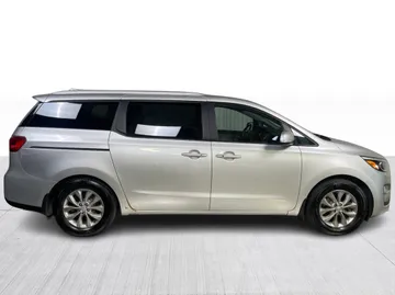 2019 Kia Sedona - image 2