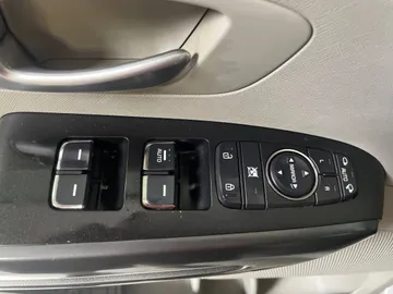 2019 Kia Sedona - image 24