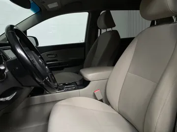 2020 Kia Sedona - image 3