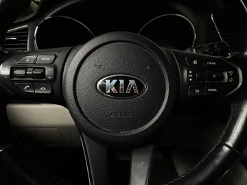 2020 Kia Sedona - image 17