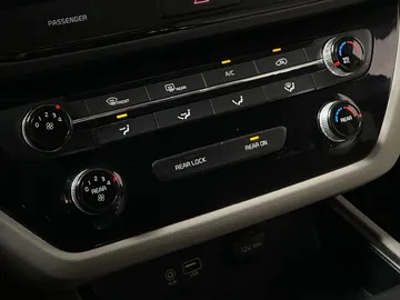 2020 Kia Sedona - image 25