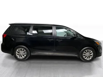 2020 Kia Sedona - image 2