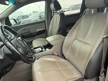 2018 Kia Sedona - image 8