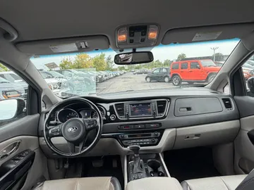2018 Kia Sedona - image 9