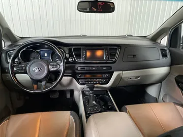 2018 Kia Sedona - image 4