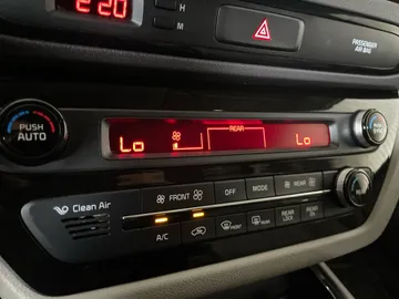 2018 Kia Sedona - image 24