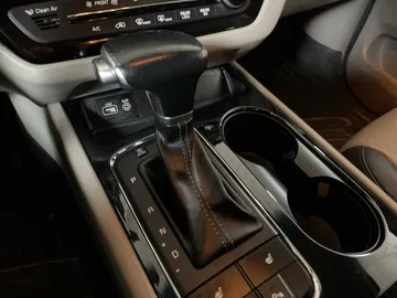 2018 Kia Sedona - image 32